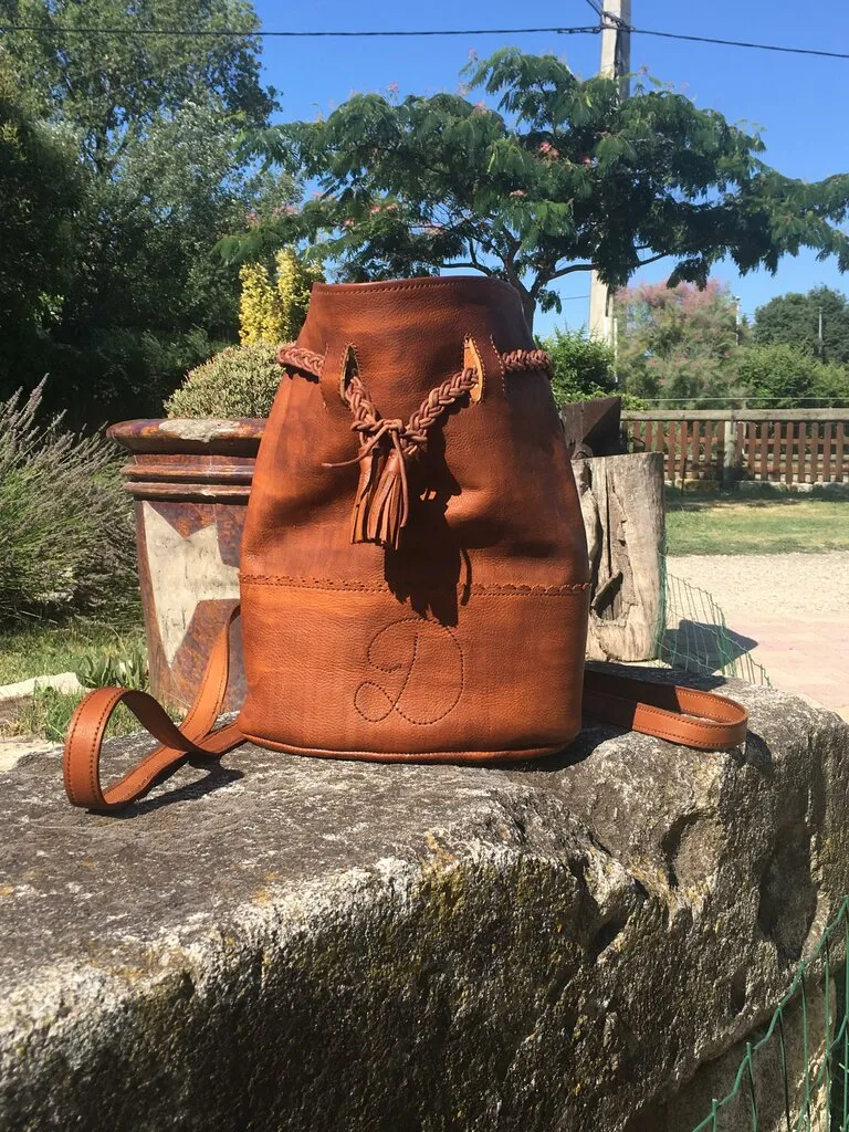 Sac matelot en cuir brun photographié en extérieur