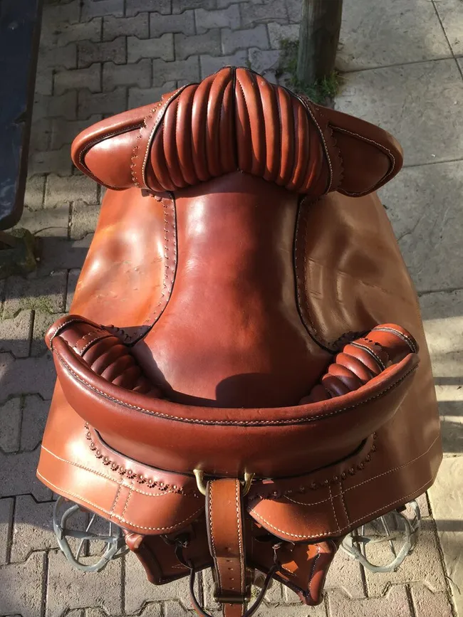 Selle Camargue en cuir brun, vue de face